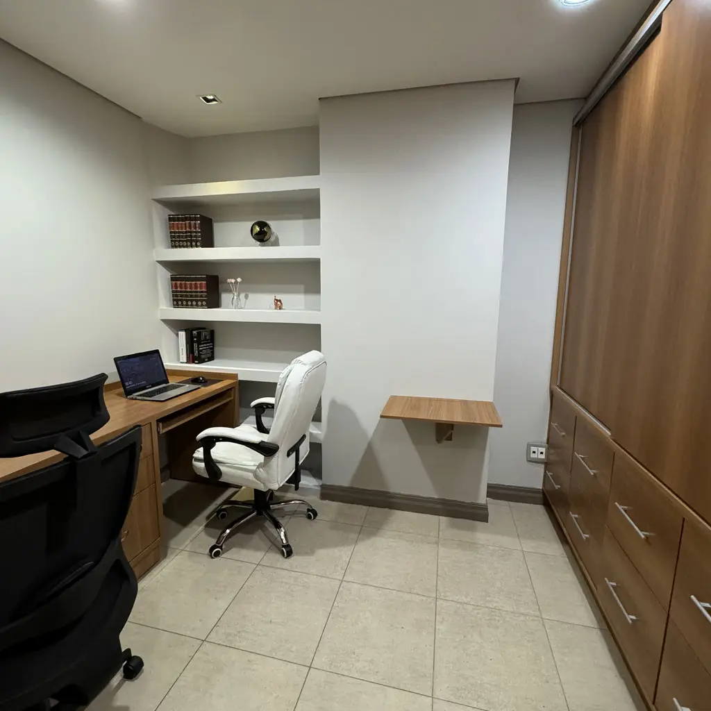 Sala de trabalho com mesa, cadeiras e armários no escritório LHC Advogados em Ponta Grossa